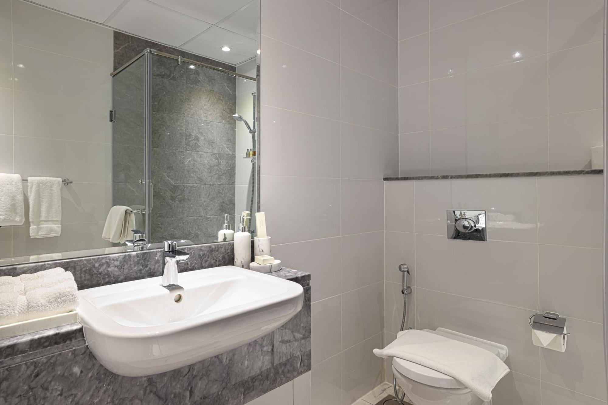Visionary Vista: 2br Al Habtoor * Dubai