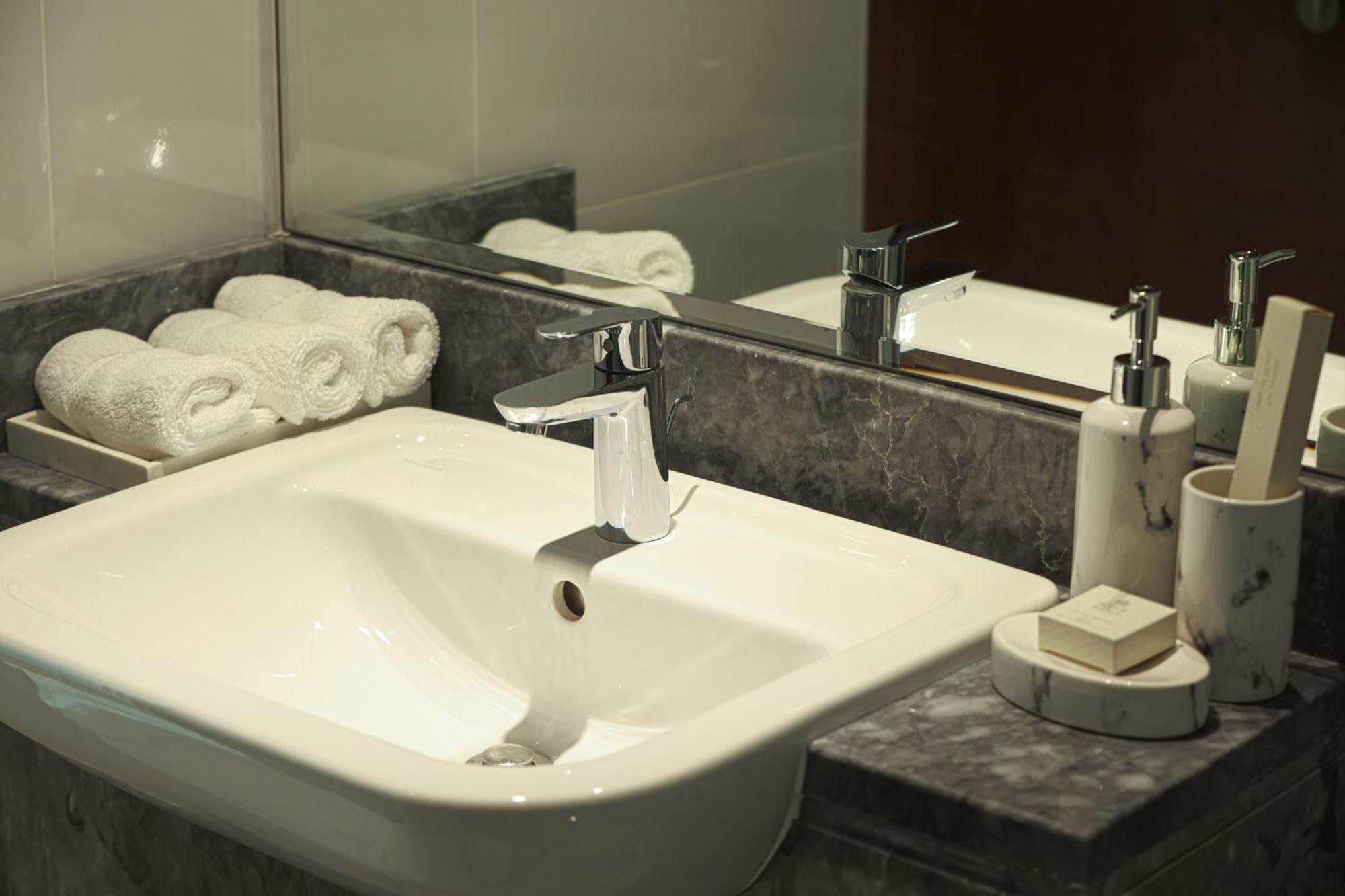 Visionary Vista: 2br Al Habtoor Dubai