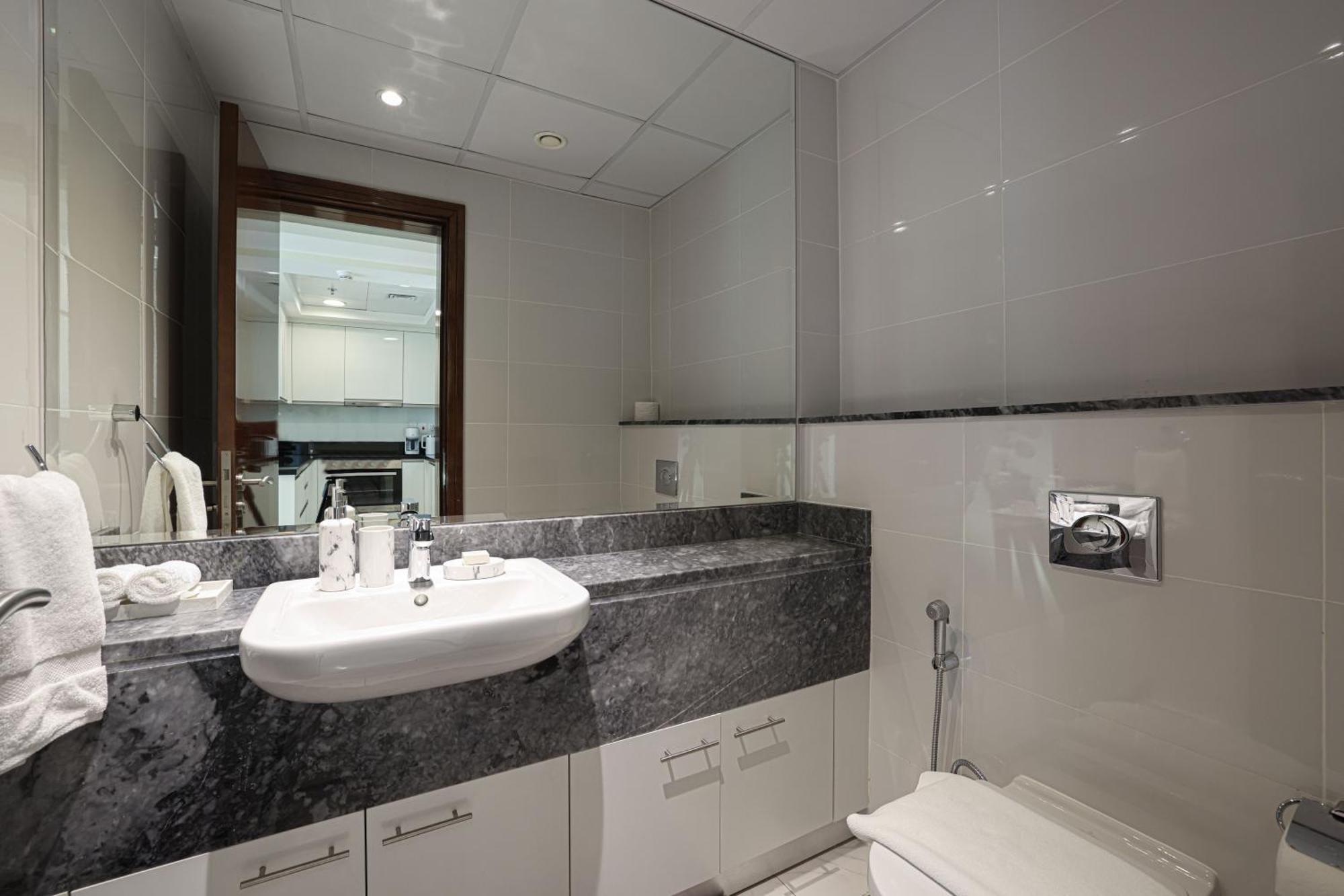 Visionary Vista: 2br Al Habtoor * Dubai